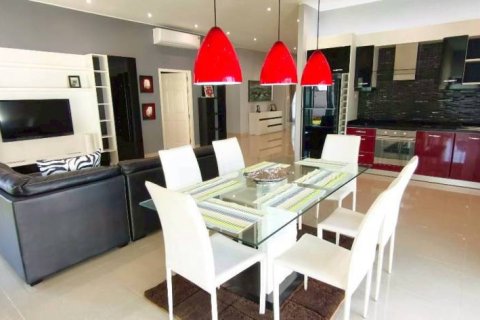 Chalet de 4 dormitorios en Pattaya, Tailandia № 154509 - foto 4