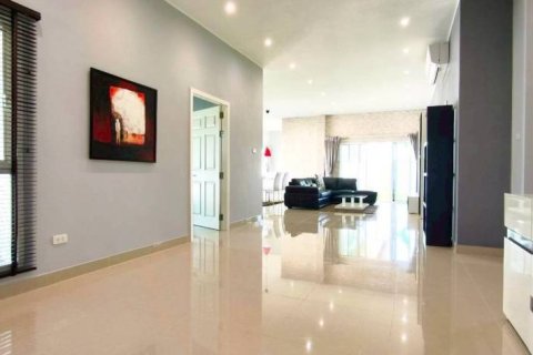 Chalet de 4 dormitorios en Pattaya, Tailandia № 154509 - foto 6