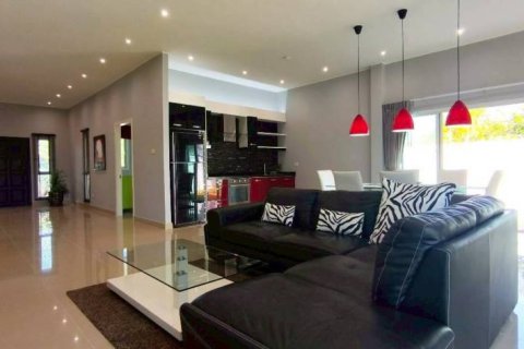 Chalet de 4 dormitorios en Pattaya, Tailandia № 154509 - foto 2