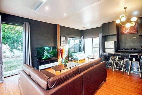 Chalet de 5 dormitorios en Pattaya, Tailandia № 154513 - foto 3