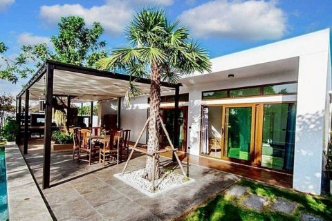 Chalet de 5 dormitorios en Pattaya, Tailandia № 154513 - foto 2