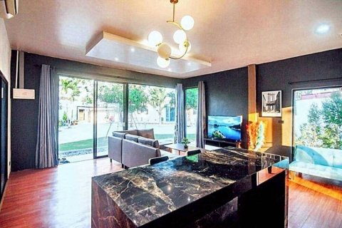 Chalet de 5 dormitorios en Pattaya, Tailandia № 154513 - foto 5