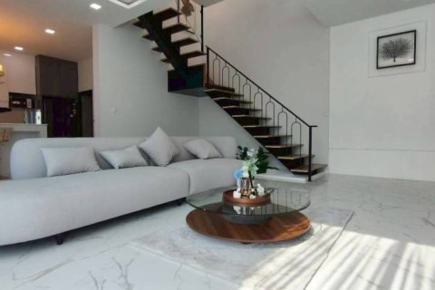 Chalet de 3 dormitorios en Sattahip, Tailandia № 172737 - foto 2