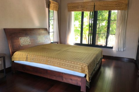 Chalet de 3 dormitorios en Pattaya, Tailandia № 180372 - foto 13