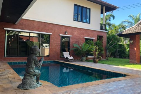 Chalet de 3 dormitorios en Pattaya, Tailandia № 180372 - foto 2