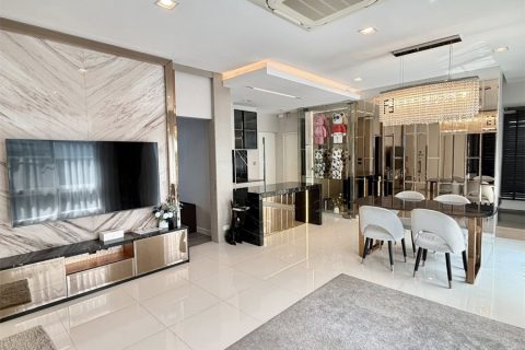 Casa de 3 dormitorios en Bangkok, Tailandia № 190336