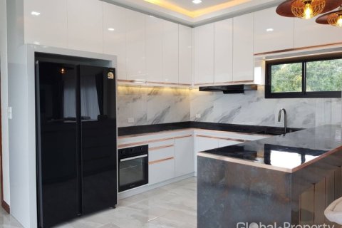 Casa de 3 dormitorios en Pattaya, Tailandia № 146569 - foto 10