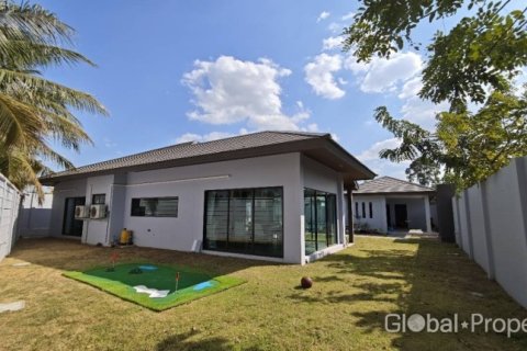 Casa de 3 dormitorios en Pattaya, Tailandia № 146568 - foto 4