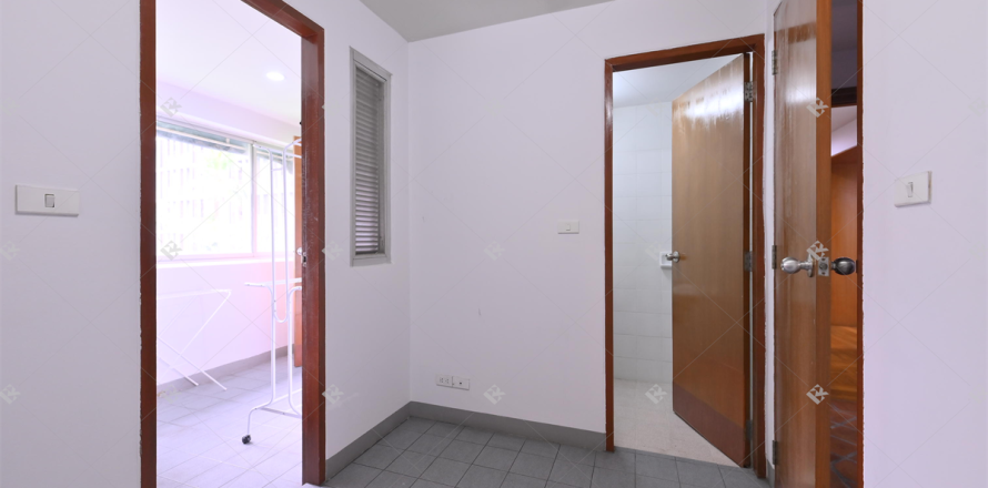 Apartment in Bangkok, Thailand 3 bedrooms № 190231