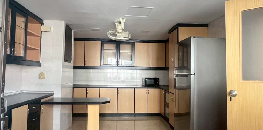 Apartment in Bangkok, Thailand 3 bedrooms № 190232