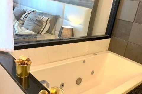 Condominio de 3 dormitorios en Huai Khwang, Bangkok, Tailandia № 134008 - foto 15