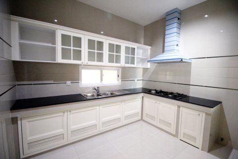Condominio de 4 dormitorios en Suan Luang, Bangkok, Tailandia № 134004 - foto 15