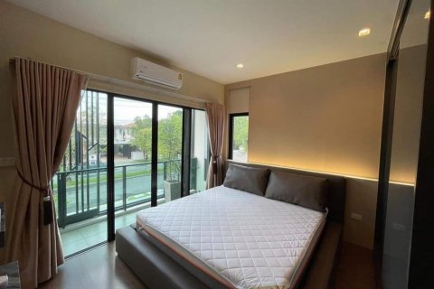Condominio de 3 dormitorios en Suan Luang, Bangkok, Tailandia № 134007 - foto 13