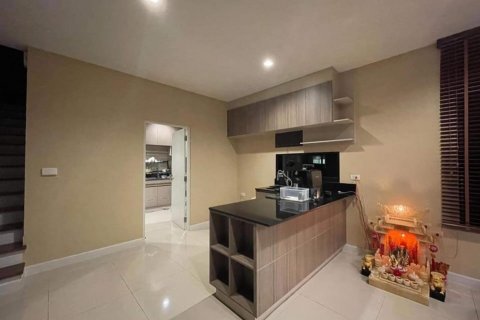 Condominio de 3 dormitorios en Suan Luang, Bangkok, Tailandia № 134007 - foto 9