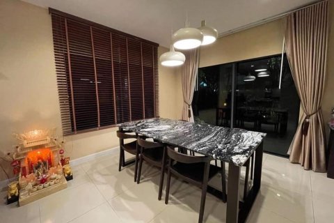 Condominio de 3 dormitorios en Suan Luang, Bangkok, Tailandia № 134007 - foto 8