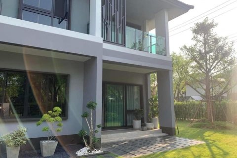 Condominio de 3 dormitorios en Suan Luang, Bangkok, Tailandia № 134007 - foto 18