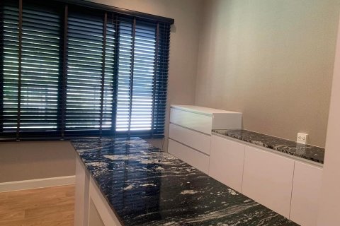 Condominio de 3 dormitorios en Suan Luang, Bangkok, Tailandia № 134007 - foto 16