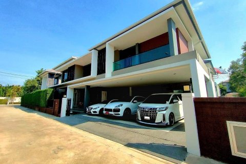 Chalet de 5 dormitorios en Bangkok, Tailandia № 134005 - foto 12
