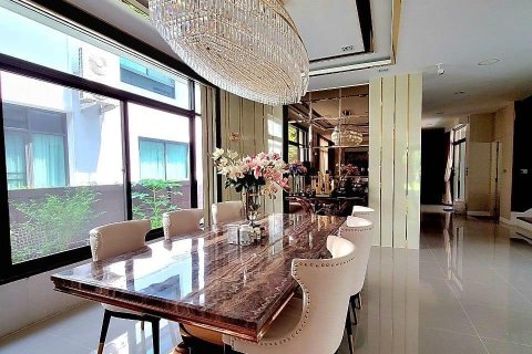 Chalet de 5 dormitorios en Bangkok, Tailandia № 134005 - foto 3