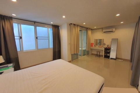 Casa de 3 dormitorios en Phra Khanong, Bangkok, Tailandia № 143660 - foto 13