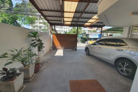 Casa de 3 dormitorios en Phra Khanong, Bangkok, Tailandia № 143660 - foto 2