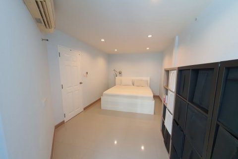 Casa de 3 dormitorios en Phra Khanong, Bangkok, Tailandia № 143660 - foto 11