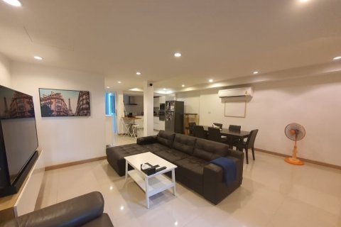 Casa de 3 dormitorios en Phra Khanong, Bangkok, Tailandia № 143660 - foto 4