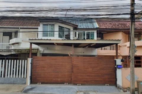 Casa de 3 dormitorios en Phra Khanong, Bangkok, Tailandia № 143660