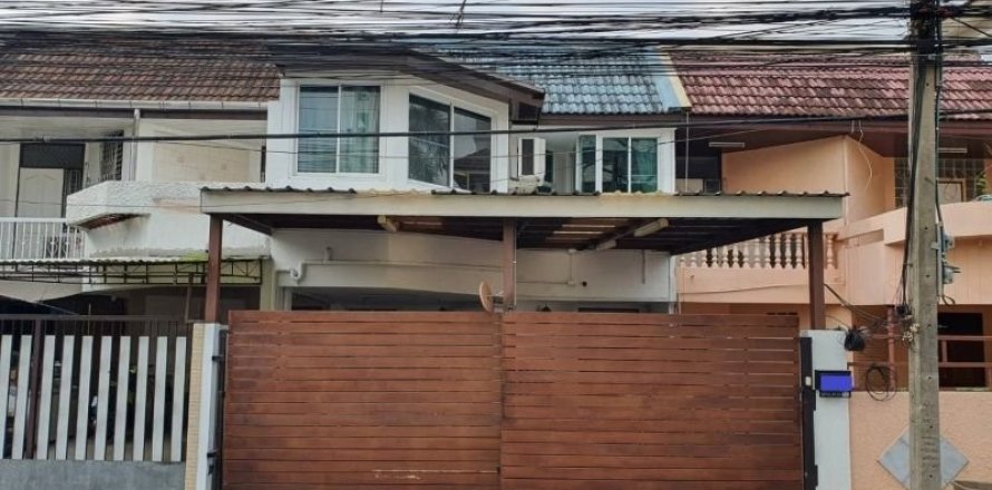 Casa de 3 dormitorios en Phra Khanong, Bangkok, Tailandia № 143660