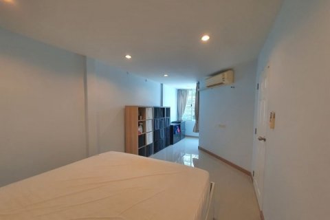 Casa de 3 dormitorios en Phra Khanong, Bangkok, Tailandia № 143660 - foto 10
