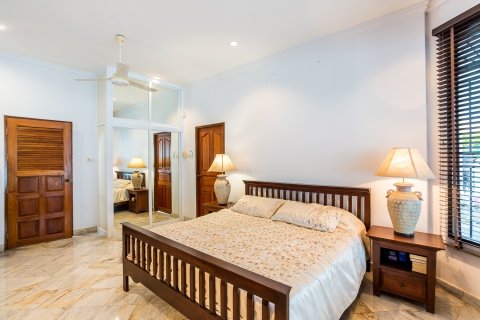 Chalet de 3 dormitorios en Hua Hin, Tailandia № 168716 - foto 18