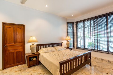 Chalet de 3 dormitorios en Hua Hin, Tailandia № 168716 - foto 19