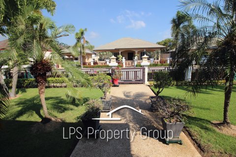 Chalet de 3 dormitorios en Cha-am, Tailandia № 168717 - foto 9