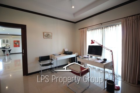Chalet de 3 dormitorios en Cha-am, Tailandia № 168717 - foto 28