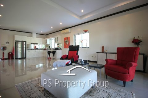 Chalet de 3 dormitorios en Cha-am, Tailandia № 168717 - foto 13