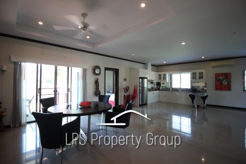 Chalet de 3 dormitorios en Cha-am, Tailandia № 168717 - foto 18