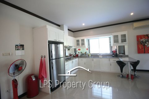 Chalet de 3 dormitorios en Cha-am, Tailandia № 168717 - foto 17
