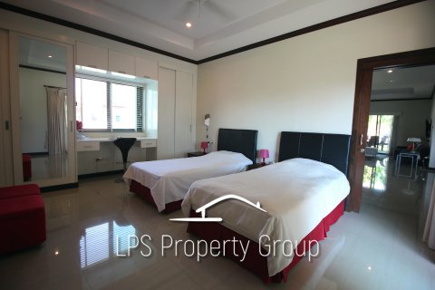 Chalet de 3 dormitorios en Cha-am, Tailandia № 168717 - foto 22