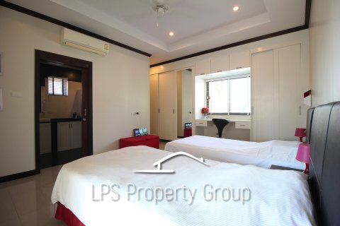 Chalet de 3 dormitorios en Cha-am, Tailandia № 168717 - foto 21