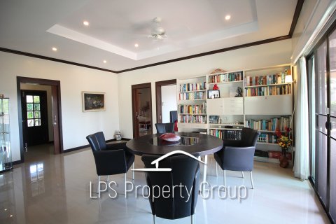 Chalet de 3 dormitorios en Cha-am, Tailandia № 168717 - foto 19