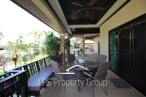 Chalet de 3 dormitorios en Cha-am, Tailandia № 168717 - foto 12