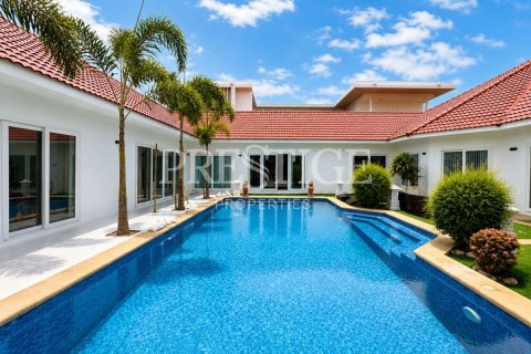 Casa de 6 dormitorios en Pattaya, Tailandia № 233235