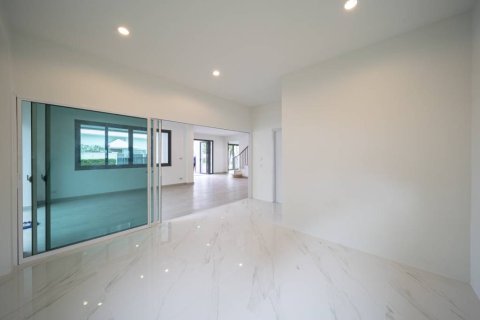 Chalet de 5 dormitorios en Surat Thani, Tailandia № 163866 - foto 9