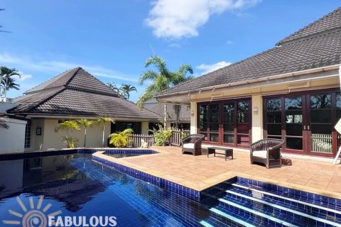 Chalet de 4 dormitorios en Kathu, Tailandia № 179339