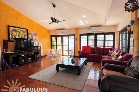 Chalet de 4 dormitorios en Kathu, Tailandia № 179339 - foto 2
