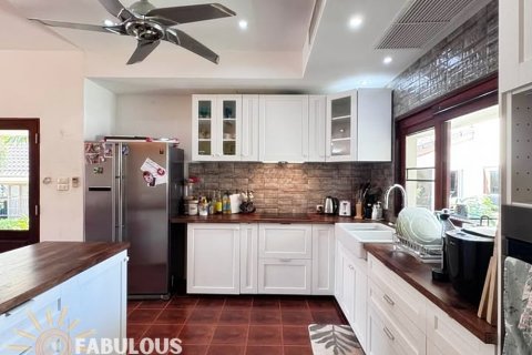 Chalet de 4 dormitorios en Kathu, Tailandia № 179339 - foto 4