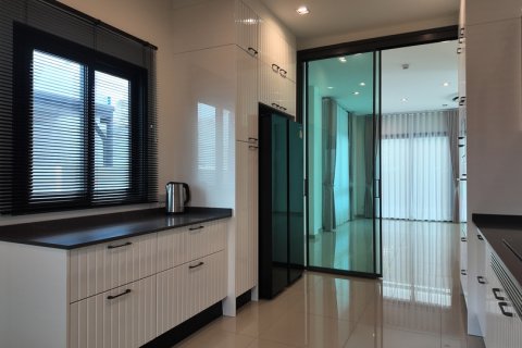 Chalet de 4 dormitorios en Pattaya, Tailandia № 220573 - foto 15