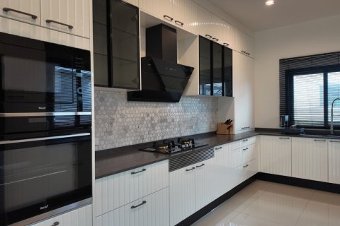 Chalet de 4 dormitorios en Pattaya, Tailandia № 220573 - foto 10