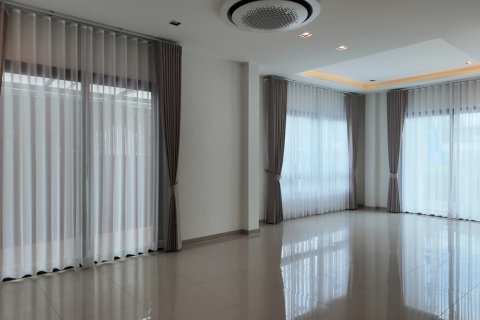 Chalet de 4 dormitorios en Pattaya, Tailandia № 220573 - foto 8