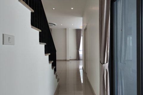 Chalet de 4 dormitorios en Pattaya, Tailandia № 220573 - foto 12